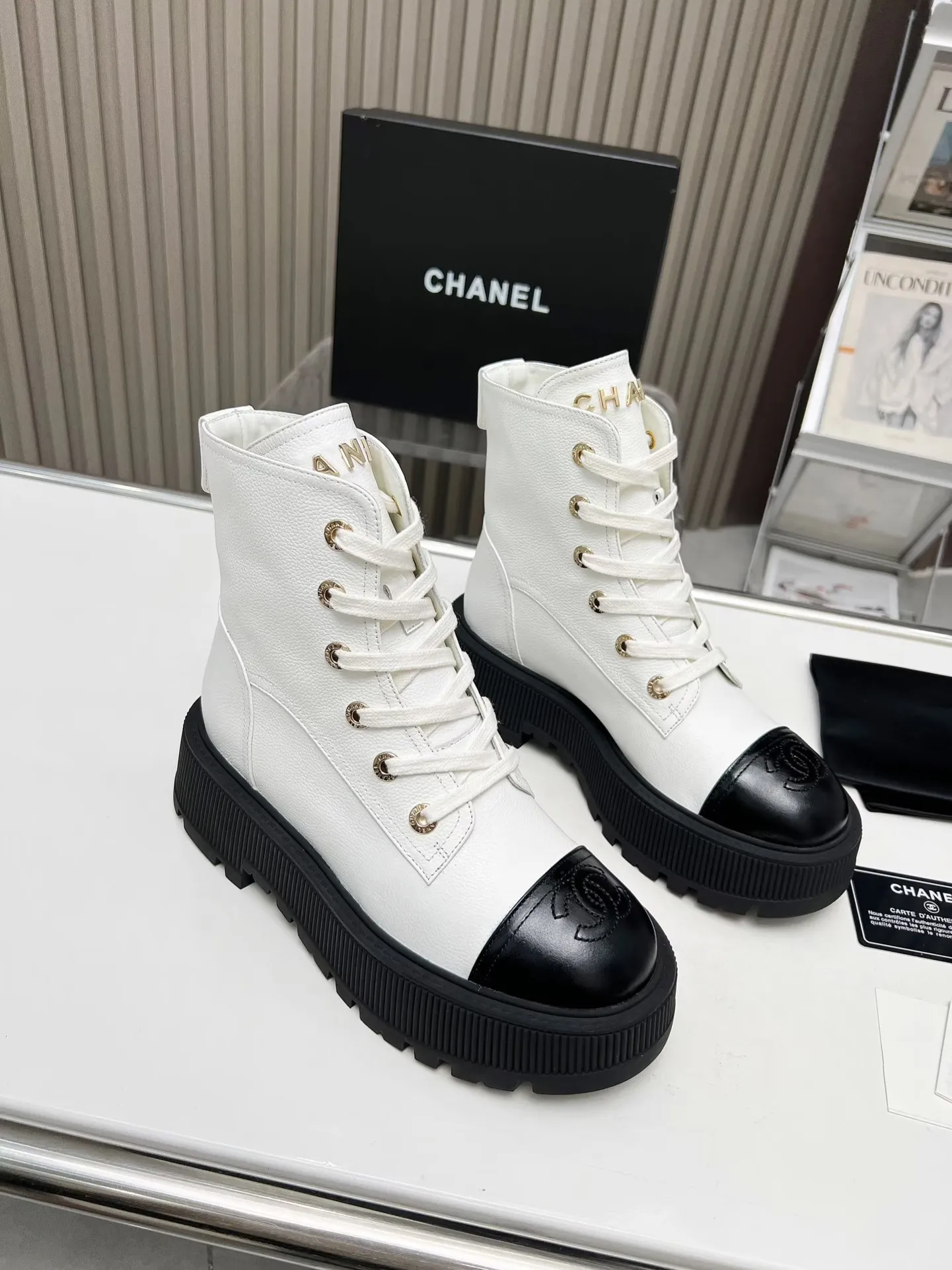 👟👟Ex-factory price 560👟👟 Autumn and winter new Chanel Chanel ankle boots original model opening✅ Strap design is super easy to put on and take off, the toe logo is electro-embroidered. The tongue is also the brand logo. Fabric: cow litchi pattern🐂 Inner/foot pad: cow lining. Use ultra-light rubber non-slip and wear-resistant outsole. Color: black, white, gray. Code number: 34-41 (34, 41) Need to be customized) Packaging: bag card